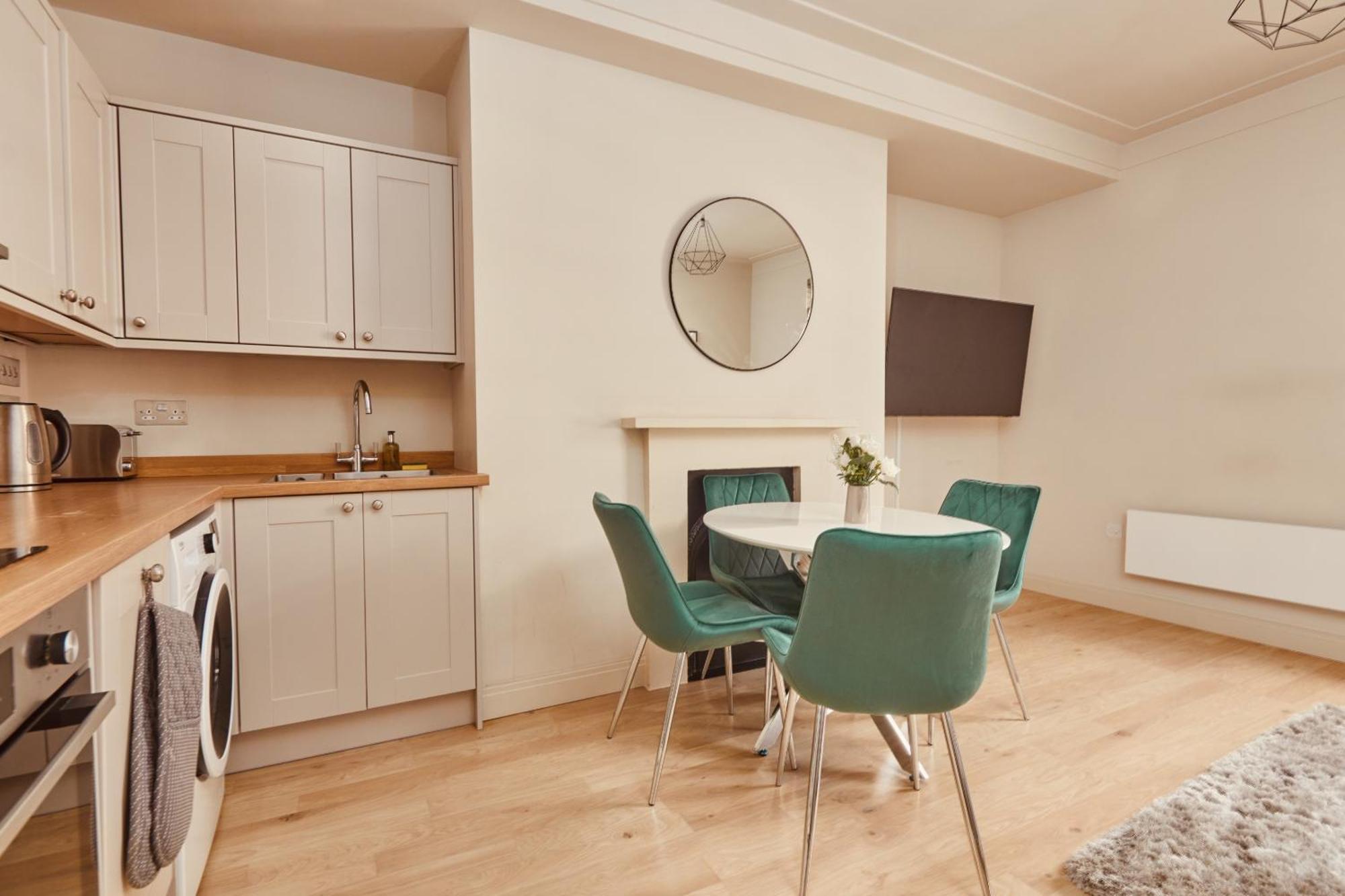 Apartment Luxury 2br Duplex Near Lgi, King Bed *
