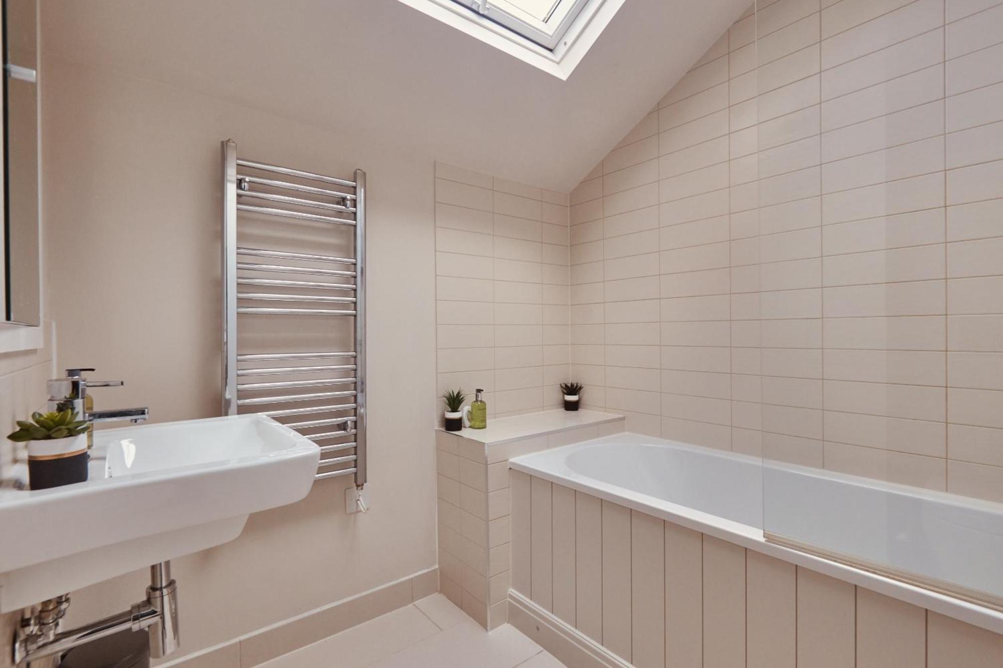 Luxury 2br Duplex Near Lgi, King Bed *
