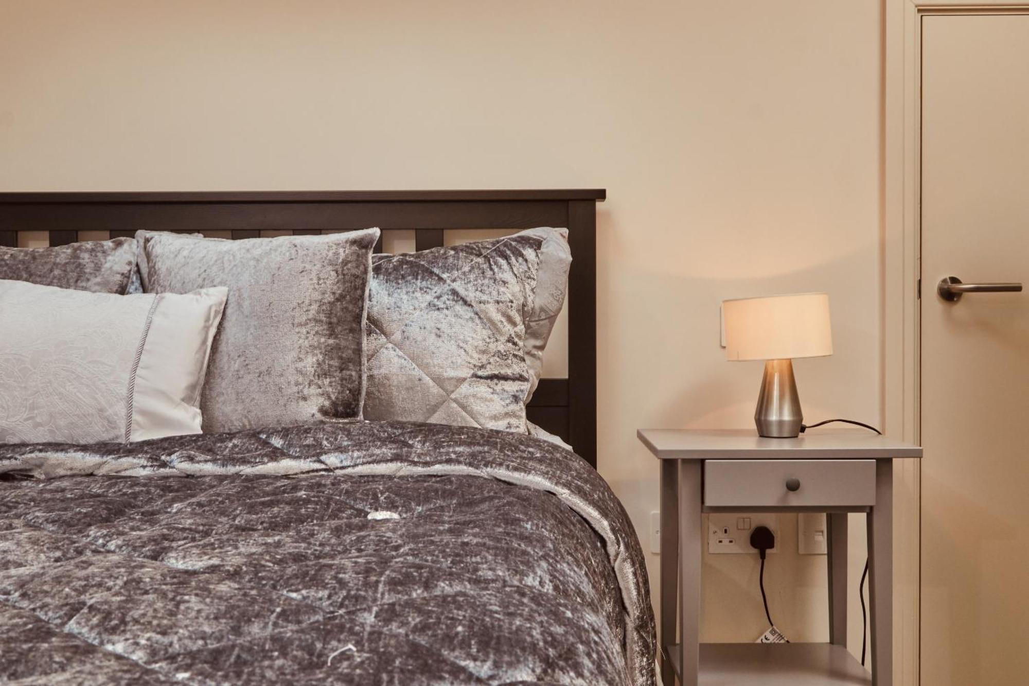 Apartment Luxury 2br Duplex Near Lgi, King Bed *