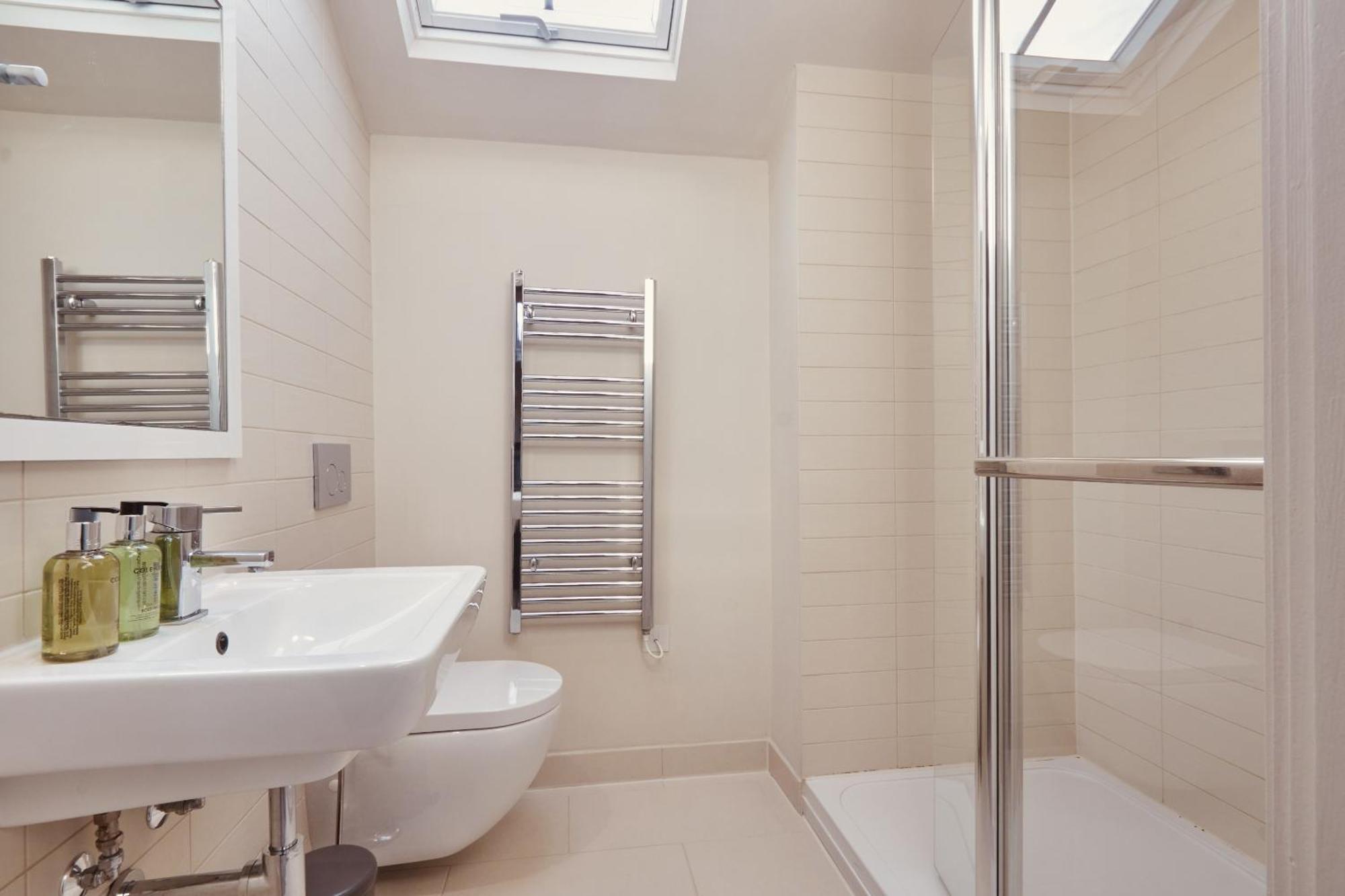Luxury 2br Duplex Near Lgi, King Bed *