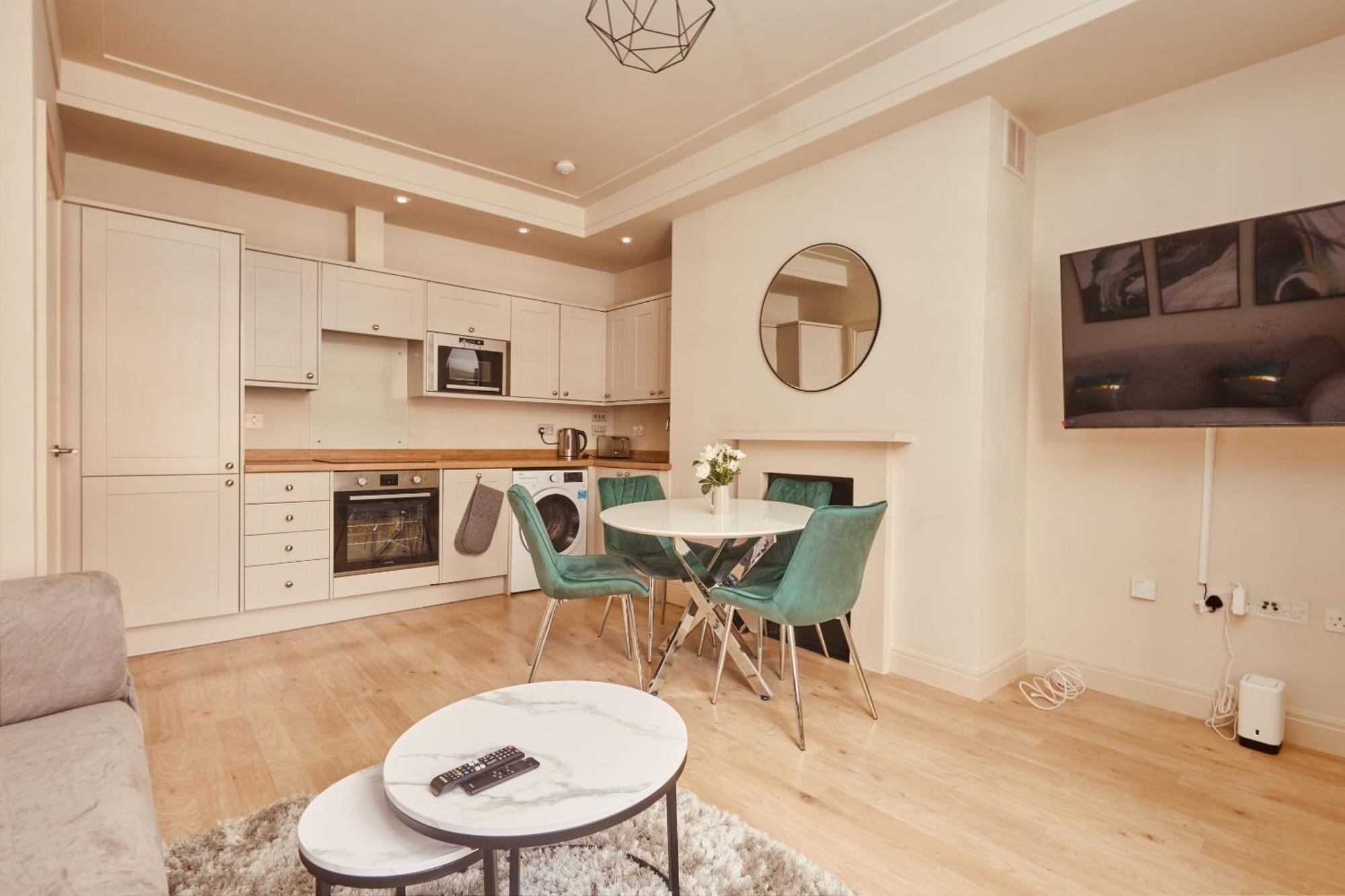 Luxury 2br Duplex Near Lgi, King Bed Leeds (West Yorkshire)